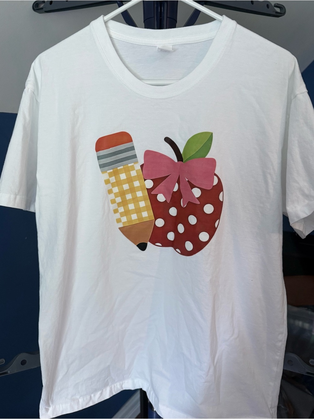 Teacher Apple Pencil bow graphic t-shirt women’s L no brand